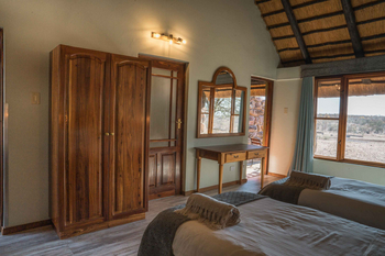 Kalahari Bushbreaks: Schrank und Spiegeltisch