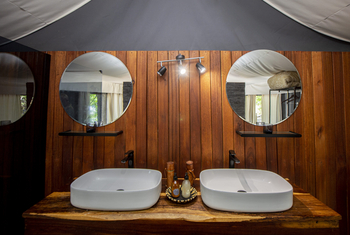 Khwai Expeditions Camp: Zwei Waschbecken mit Spiegel