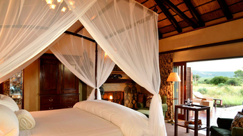 Mateya Safari Lodge: Luxuriöses Safari-Schlafzimmer mit Kamin und Moskitonetz