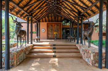 Mateya Safari Lodge: Überdachter Hauptbereich der Lodge