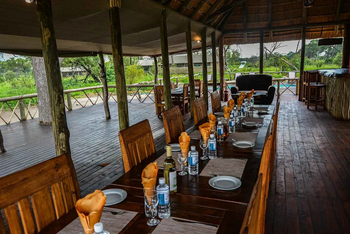 Mogogelo Camp Mogogelo Camp: Esstisch