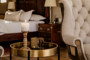 Otjiwa Thornbush Tented Camp: Schlafzimmer mit Chesterfield-Sessel und Vintagekamera