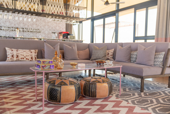 The Desert Grace: Sofa in der Bar