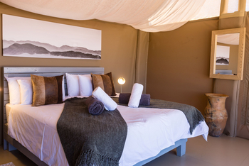 The Elegant Desert Camp: Doppelbett unter Zeltdach