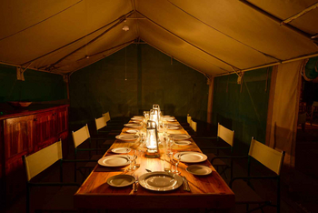Tuskers Bush Camp: Esstisch im Speisezelt