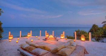 Alfajiri Villas Alfajiri Villas: Terasse mit Sofalounge bei Sonnenuntergang Garden Villa