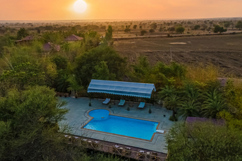 Bamboo Forest Safari Lodge: Pool Luftbild