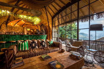Bisate Lodge: Sofa in der Lounge