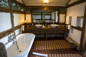 Buhoma Lodge: Wanne und Waschtisch