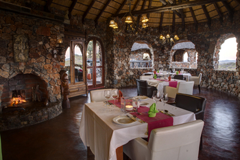 Eagle Tented Lodge: Restaurant mit Kamin