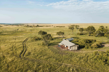 Elewana Little Elephant Pepper Camp: Deck-Pool mit Sonnenschirmen