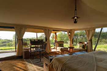 Elewana Serengeti Pioneer Camp: Gästezelt mit Sesseln und Schreibtisch