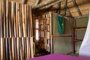 Epupa Falls Lodge: Eingang zum Bad