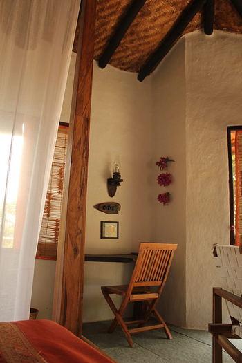 Flame of the Forest Safari Lodge: Mini-Schreibtisch