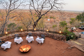 Ghoha Hills Savuti Lodge Ghoha Hills Savuti Lodge: Boma und Wasserloch
