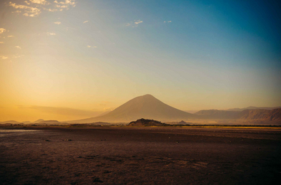Lake Natron Tented Camp: Majestic Berglandschaft im Goldenen Licht Lake Natron Tented Camp: Majestic Berglandschaft im Goldenen Licht