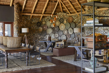 Legendary Mwiba Lodge: Lounge und Bibliothek
