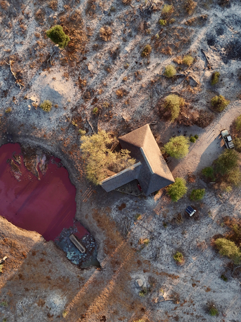 Motswiri Hideaway: Fahrzeug vor der Lodge