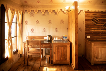 Om Vilas: Luxury Cottage - Schreibtisch und Kühlschrank