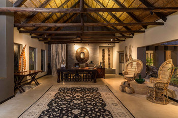 Sabi Sabi Bush Lodge: Safari-Lounge mit Flechtmöbeln