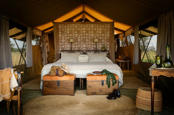 Serengeti Safari Camp: Doppelbett im Gästezelt