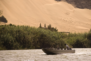 Serra Cafema Serra Cafema: Fahrt mit dem Boot auf dem Kunene-Fluss