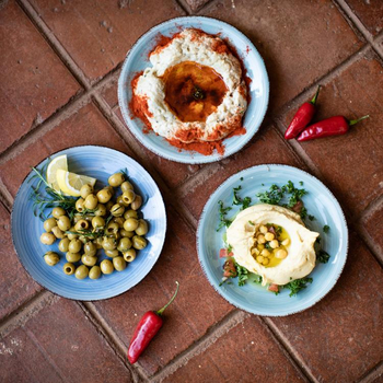 Shebas Secret Garden: Hummus und Oliven