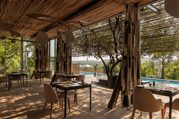 Singita Lebombo Lodge: Offener Speiseraum mit Schilfdach Pool