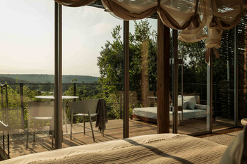 Singita Lebombo Lodge: Schlafzimmer mit offener Terrasse und Liege