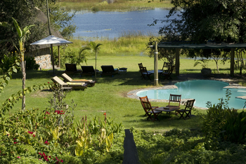 Thamalakane River Lodge: Pool und Garten