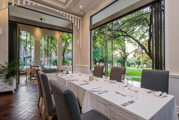 The Palm River Hotel: Cafe mit Blick