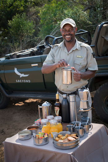 andBeyond Phinda Rock Lodge: Lachender Guide bereitet Busch-Kaffee zu