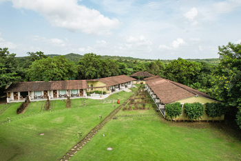 Asiatic Lion Lodge Asiatic Lion Lodge: Rasen zwischen den Zimmerblöcken