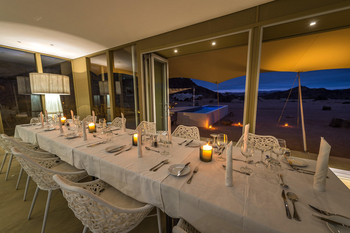 Hoanib Skeleton Coast Camp: Restaurant am Abend