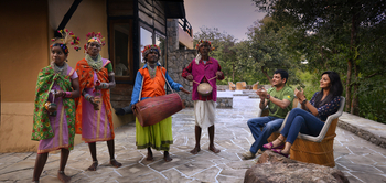 Kanha Earth Lodge: Volksmusikdarbietung