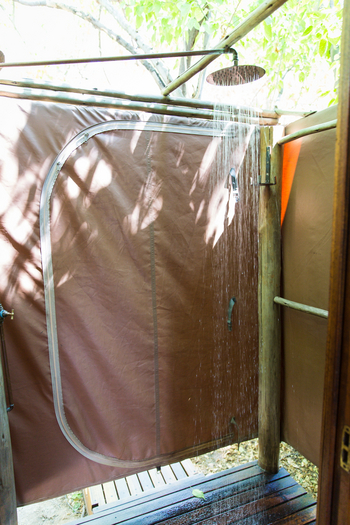 Sango Safari Camp: Shower al fresco
