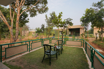 Tathastu Resort Kanha: Privaze Sitout