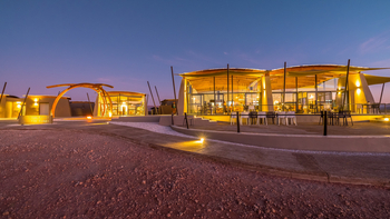 The Desert Grace: Dämmerung über der Lodge