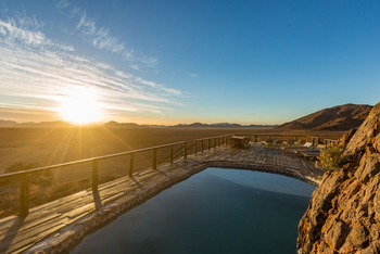 The Elegant Desert Camp: Sonnenuntergang am Pool