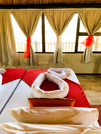 Ugab Terrace Lodge: Bett und Fenster