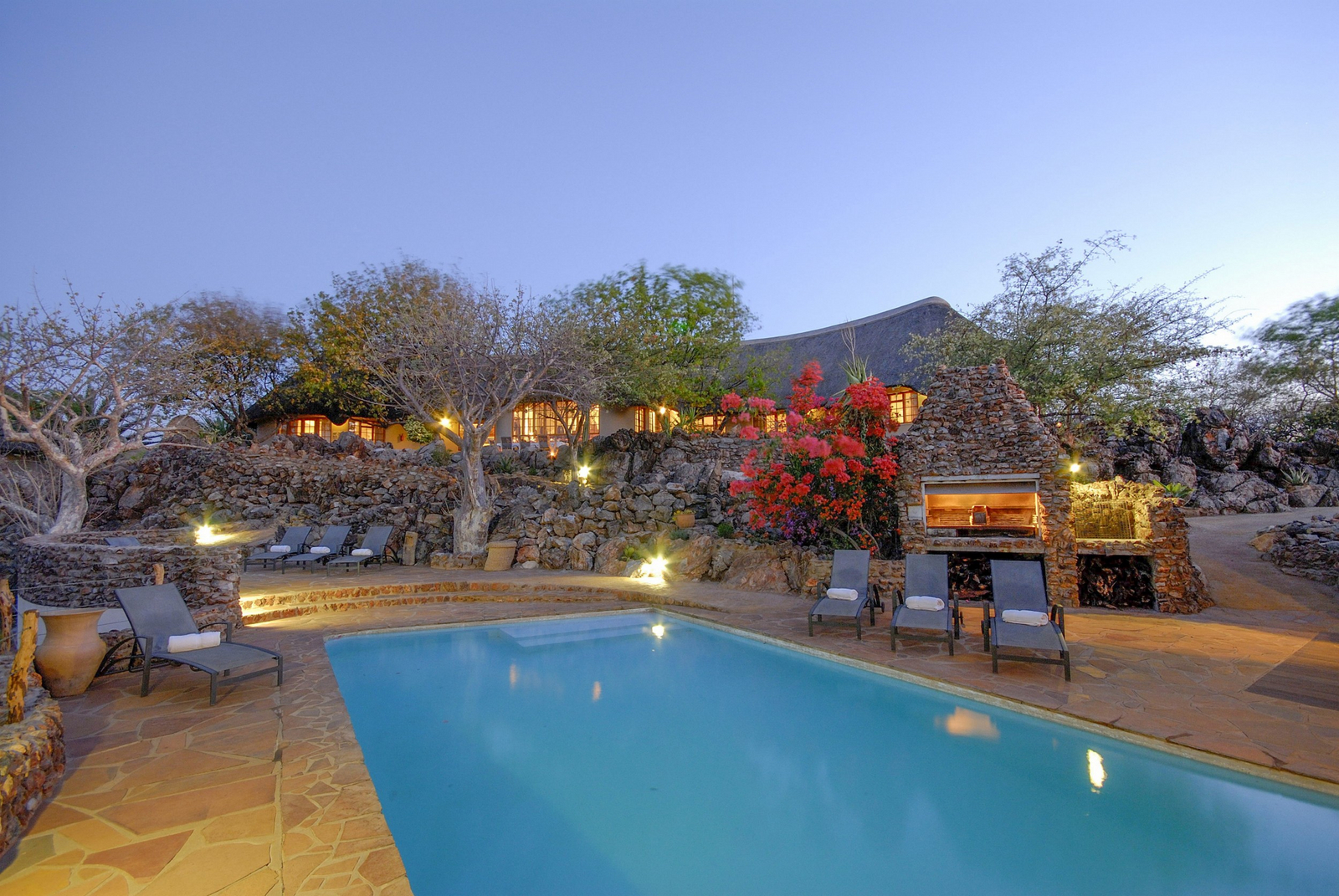 Okutala Lodge Okutala Lodge: Pool und Liegestühle