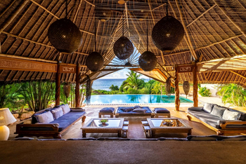 Alfajiri Villas Alfajiri Villas: Loungebereich mit Poolblick Garden Villa