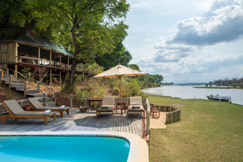 Amanzi Camp: Pool mit Liegestühlen