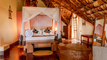 Arusha Safari Lodge: Himmelbett mit Moskitonetz und Tuch-Schwäne