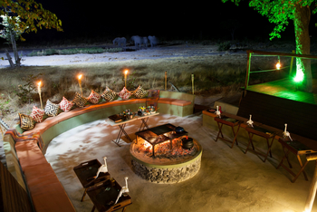 Camp Kuzuma: Dinner am Feuerplatz