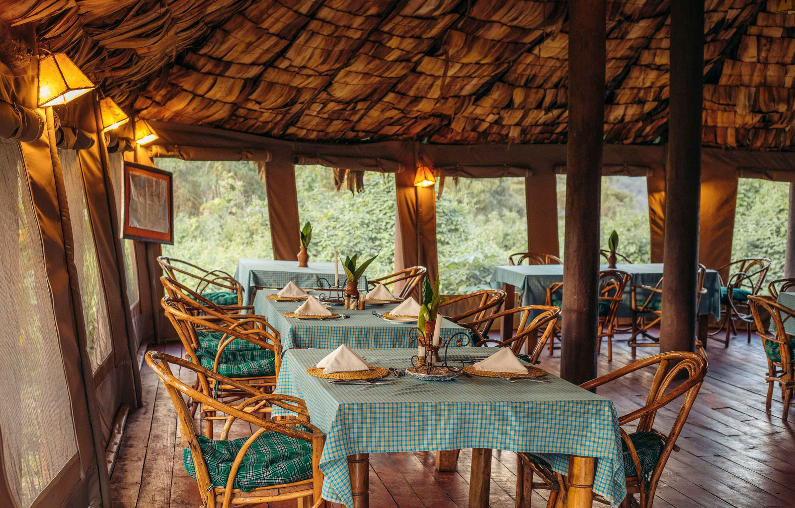 Crater Forest Tented Camp Crater Forest Tented Camp: Rustikale Essbereich mit Laternenbeleuchtung
