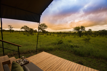 Dunia Camp: Veranda vor einem Zelt