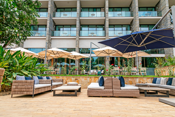 Gran Melia Arusha: Außenbereich Pool Bar