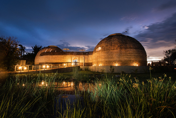 Ila Safari Lodge Ila Safari Lodge: Aufgang zum Hauptgebäude