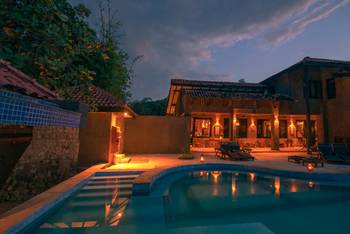 Kings Lodge: Pool bei Nacht